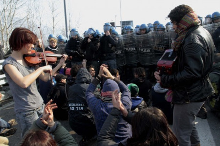 first personal experience with the NoTAV movement at Chianocco in 2012 where several innocent people got brutally beat up and chased into the town involving also people that had nothing to do with the movement. The news created a story about how the police got violently attacked and injured by terrorists and how justice heroically prevailed once again